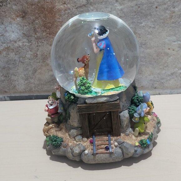 Hallmark Musical Snow Globe Disney's Snow White and the Seven Dwarfs 1990 - Picture 12 of 13